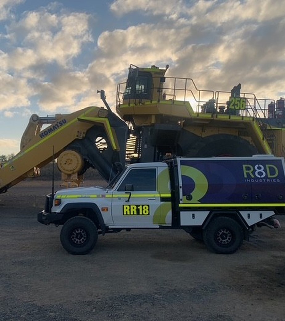 R8D mine-spec field service ute beside a Komatsu loader